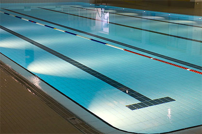 Air dechlorination of indoor swimming pools